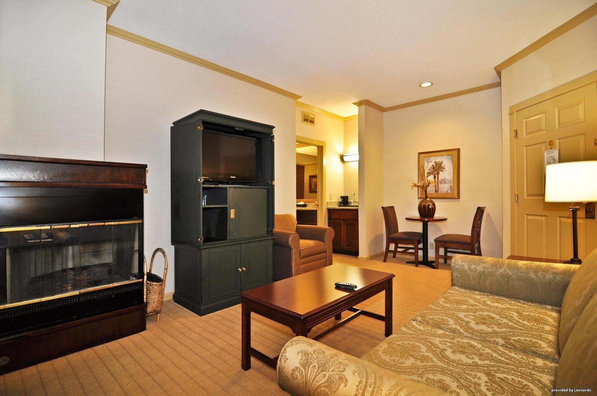 Best Western Plus Palm Court Hotel Davis Habitación foto