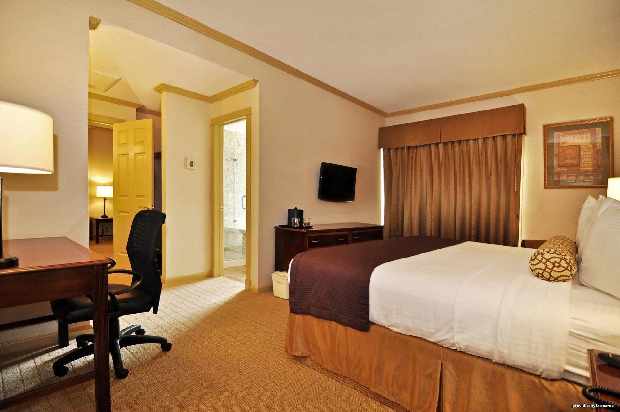 Best Western Plus Palm Court Hotel Davis Habitación foto