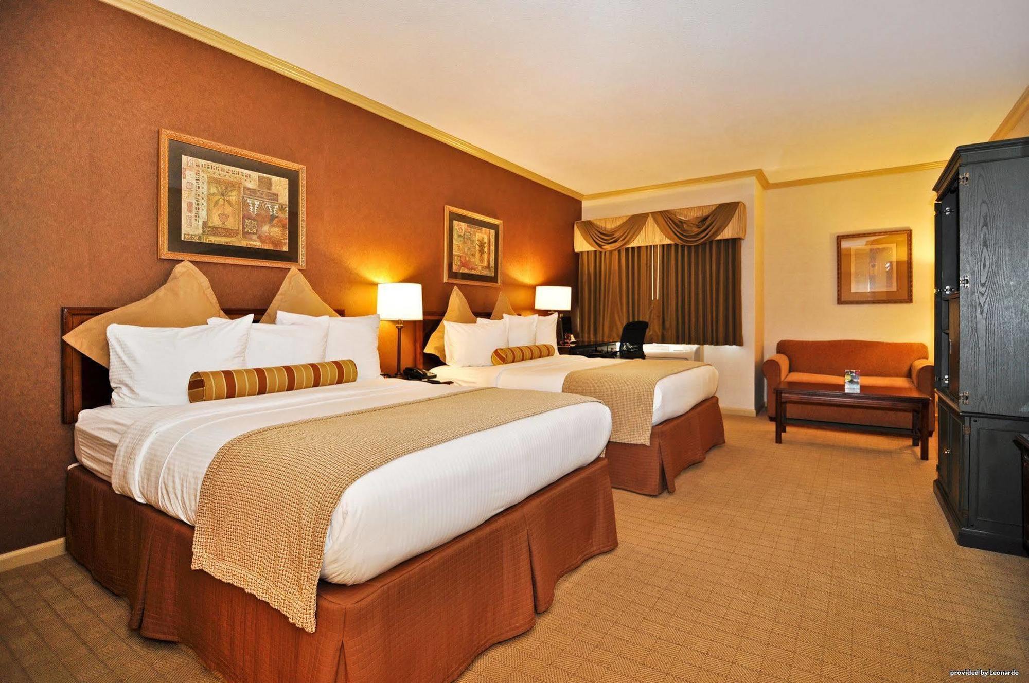Best Western Plus Palm Court Hotel Davis Habitación foto