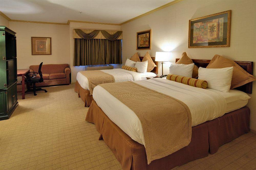 Best Western Plus Palm Court Hotel Davis Habitación foto
