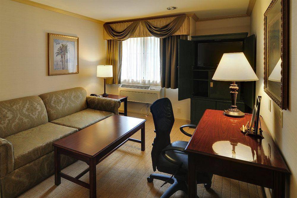 Best Western Plus Palm Court Hotel Davis Habitación foto