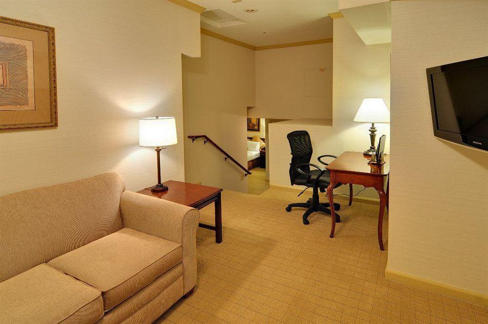Best Western Plus Palm Court Hotel Davis Habitación foto
